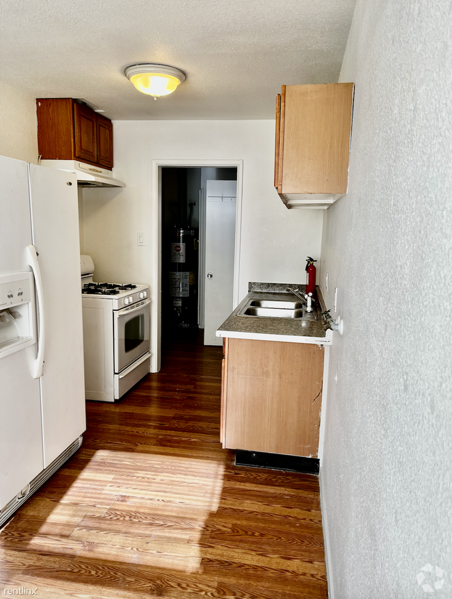 Building Photo - 1 br, 1 bath Triplex - 358 Gould Street 358 Rental