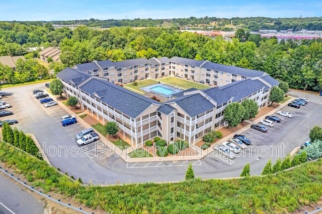 305 Country Club Dr NE