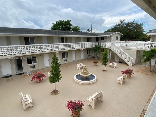 Building Photo - 1100 SW 36th Ct Unit 8