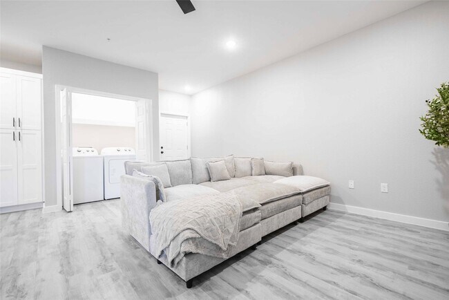 Photo - 2414 Penick Rd Unidad 3102