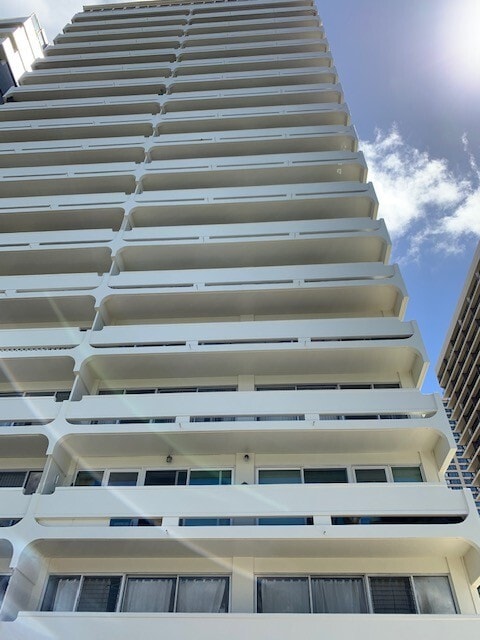 Building Photo - Waikiki Twin Towers - Great location in he... Unit B-43 Rental