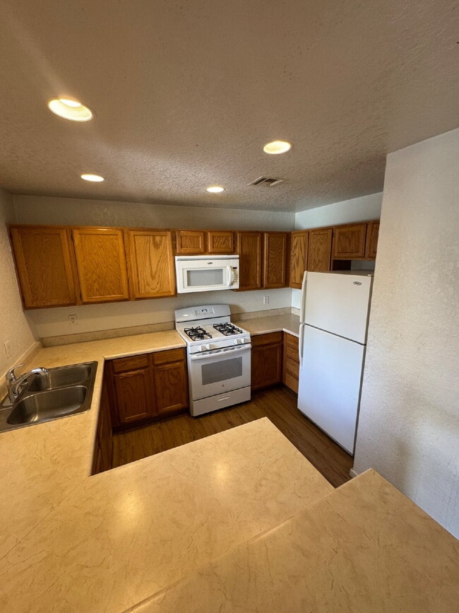 "Chic & Cozy 2-Bedroom Condo Oasis in Vibrant Las Vegas – 949 Sq. Ft. of Modern Comfort!"