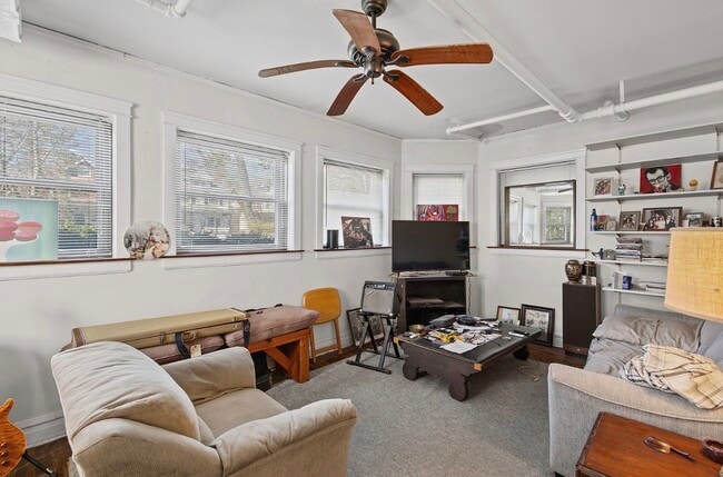 Building Photo - 6835 N Wolcott Ave Unit Garden
