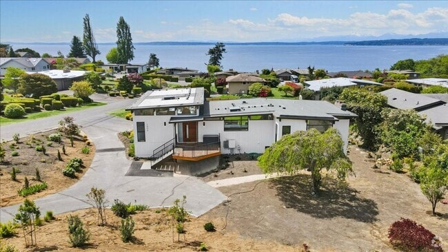 Building Photo - 4Bd/3.25Ba Shoreline House