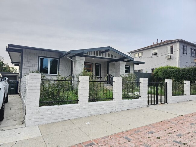 Photo - 957 Manzanita St