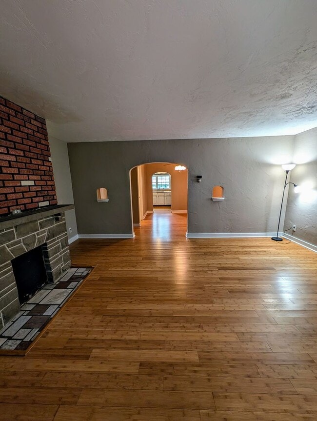 Photo - 229 W Sycamore St