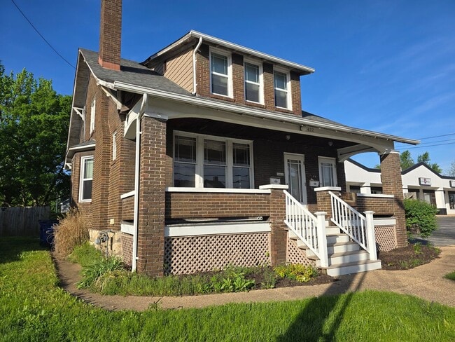 Building Photo - 422 E Fifth St Unit 422 E 5th A