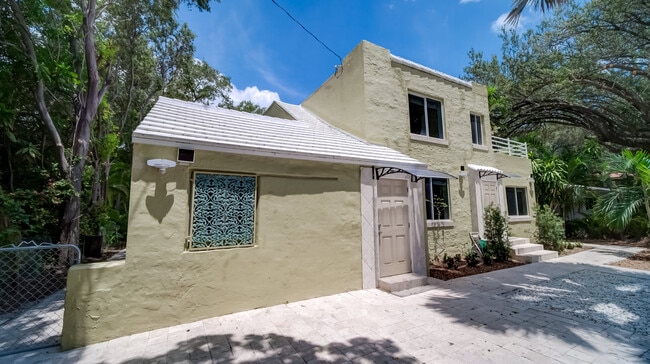 W entrance - 825 NE 120th St Unit W