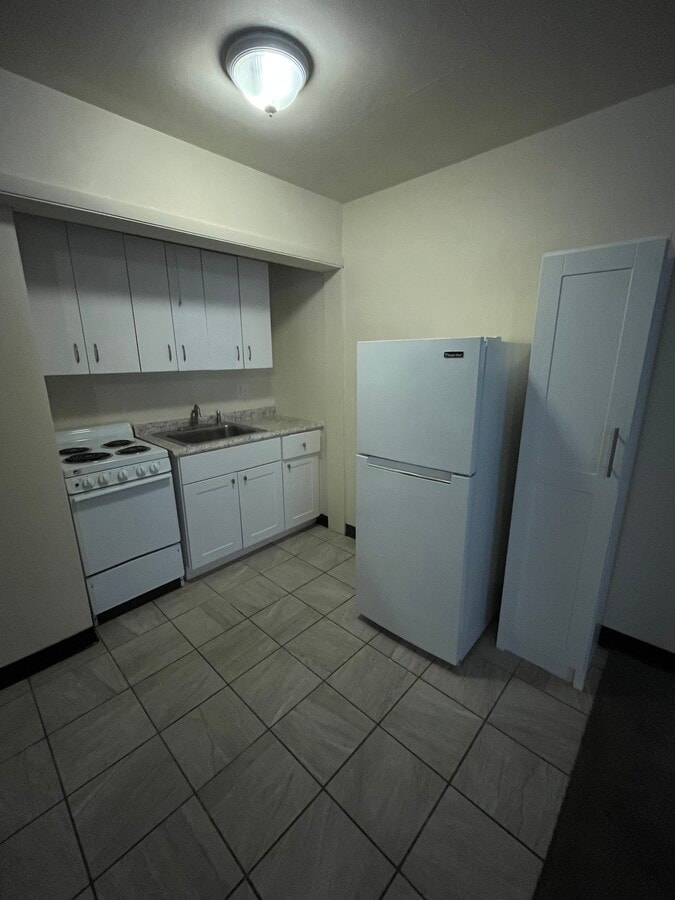 Kitchenette - 8428 W Lisbon Ave Unit #1