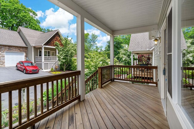 Building Photo - Black Mountain Townhouse Rental!