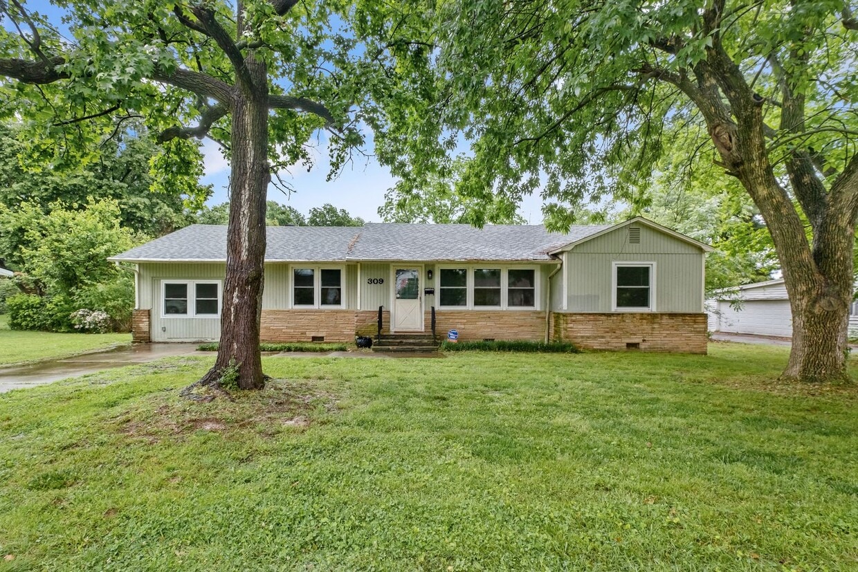 4/2 in Springdale with a Huge Yard! - 4/2 in Springdale with a Huge Yard!