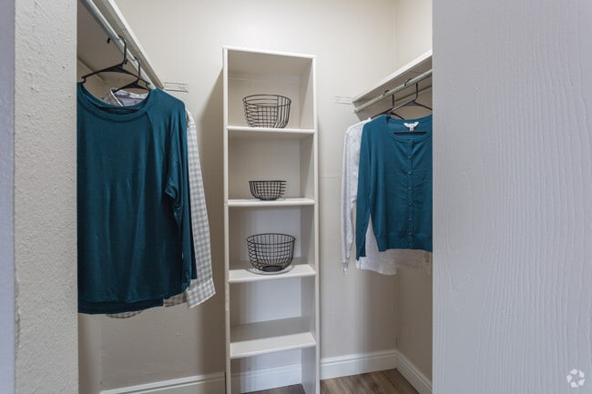 1BR, 1BA - 560 SF