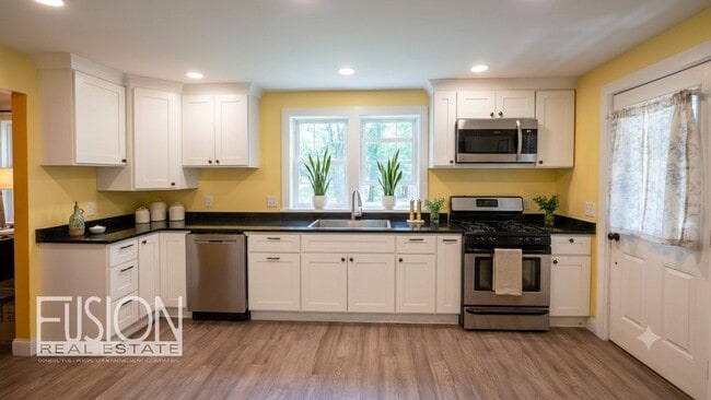 Building Photo - Modern Renovation Meets Classic Burlington Charm in this 4 Bed/3 Bath Home!
