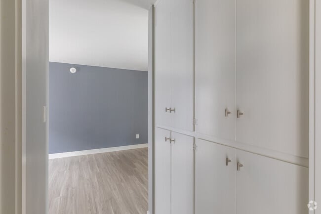 1BR, 1BA - 750SF