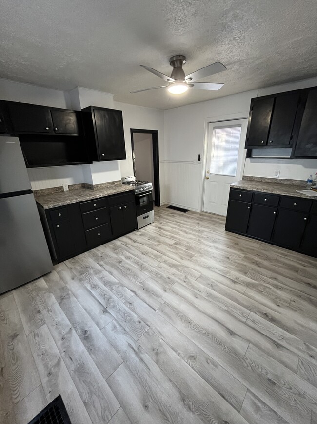 Beautiful eat-in-kitchen with brand new refrigerator, stove countertops and flooring. - 32 Wood Ave Apartments Unit 32 Wood Ave. Niles Ohio