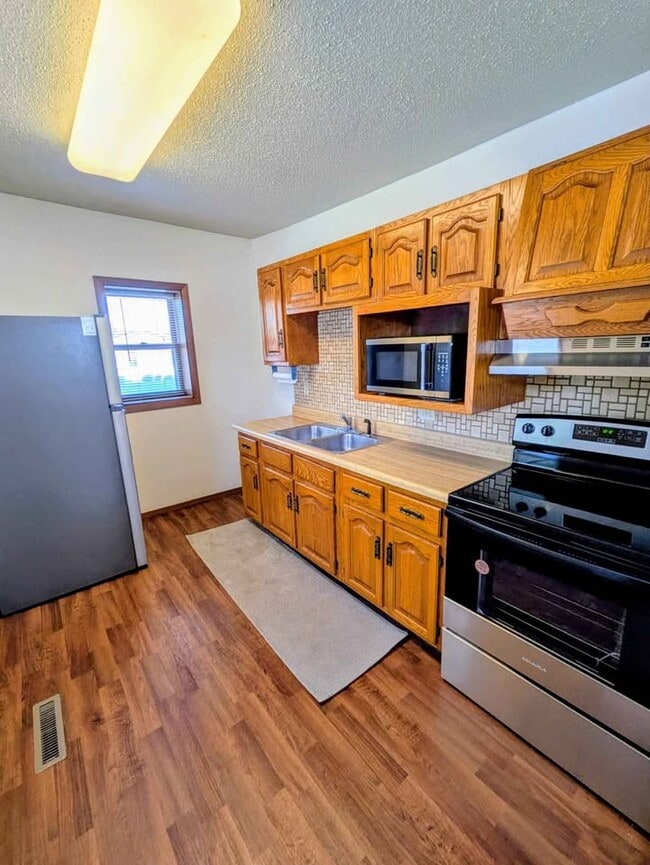 Building Photo - 1426 E 17th St Unit #2 Rental
