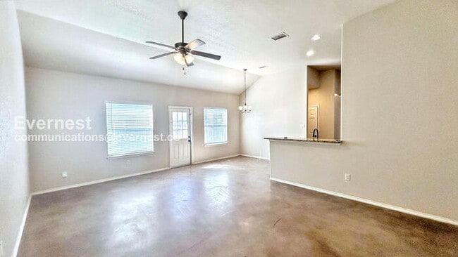 Photo - 194 Joanne Cv