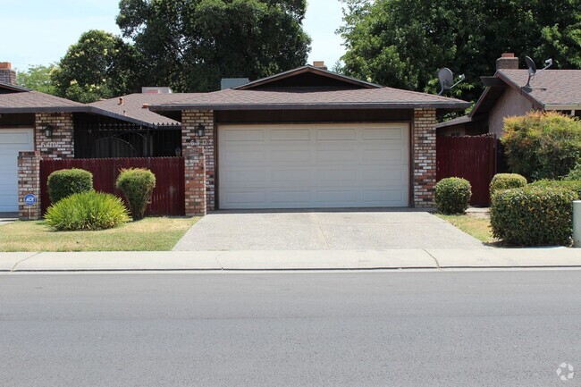 Building Photo - Updated 2 Bedroom Duplex Ready To Go!!! Rental