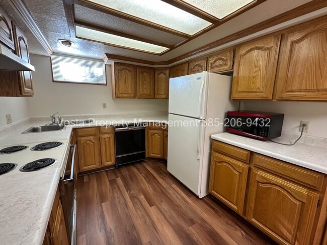 33 W B St