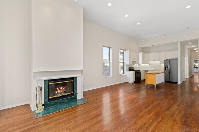 Photo - 1710 W Erie St Unit 301