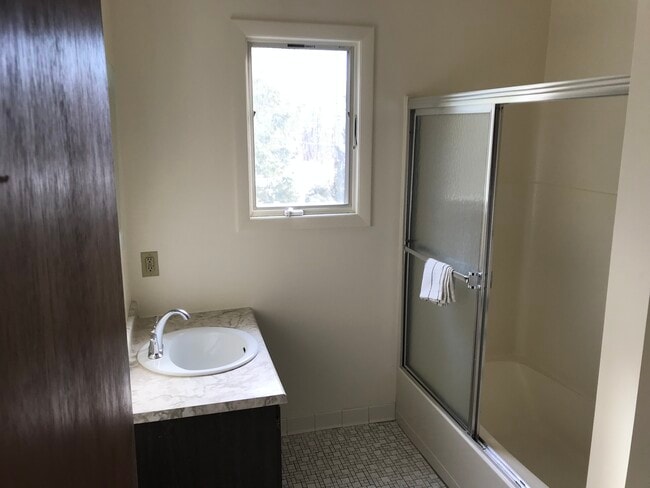 Building Photo - 21 Davenport Ave Unit 3