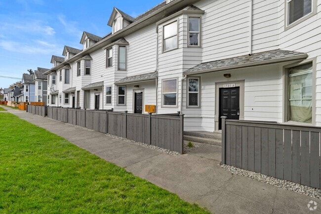 Building Photo - Charming 3BR Home in Heart of Tacoma - Mod... Unit 1311B