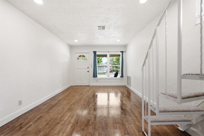 Photo - 751 Iowa St