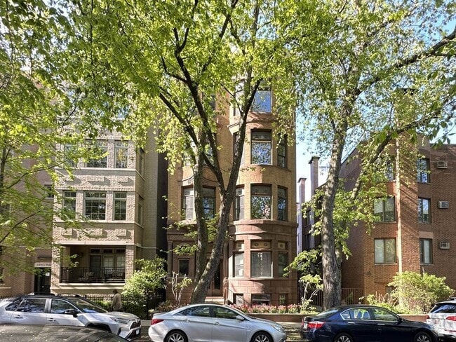 Building Photo - 626 W Wellington Ave Rental