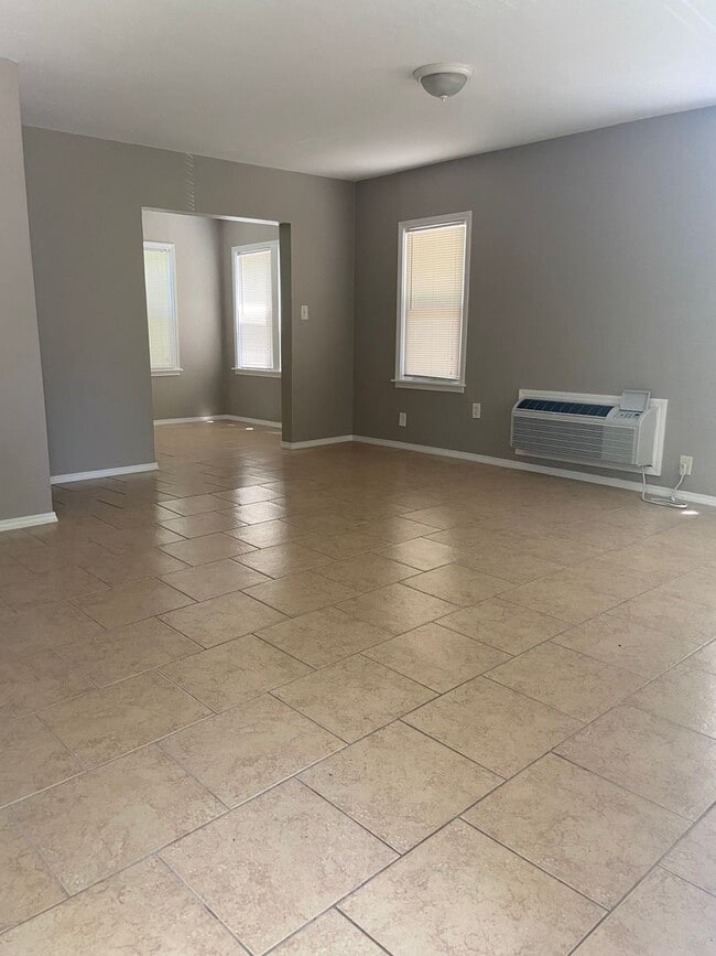 Photo - East 15th Unidad A