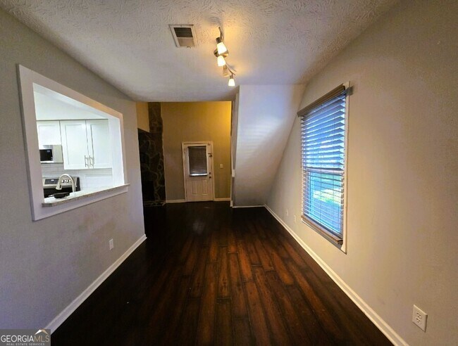 Photo - 1674 Wynndowne Trail