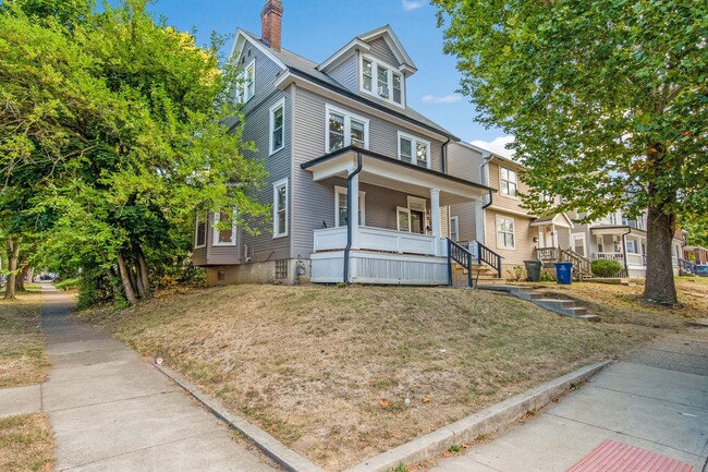 Photo - Ultimate 6-Bedroom House with Spacious Liv...