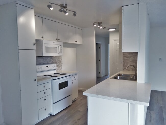 2 OR 3 BEDROOM: Kitchen - Summerwood Park Apartments