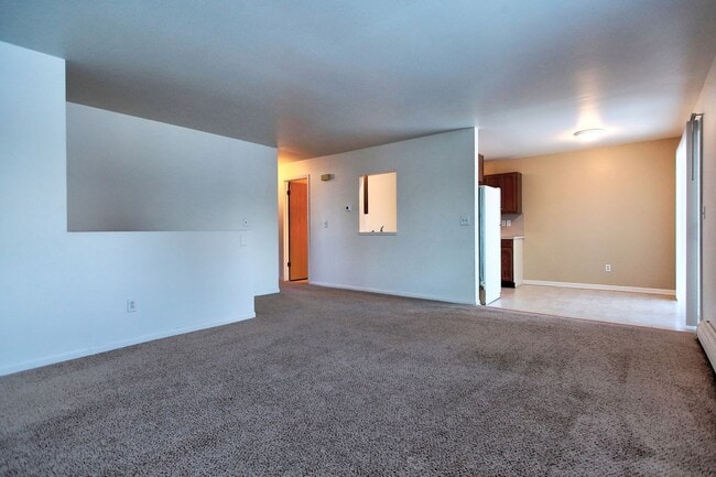 Building Photo - 2 Bed/1 Bath/Garage -- Top Floor Apartment Unit 14