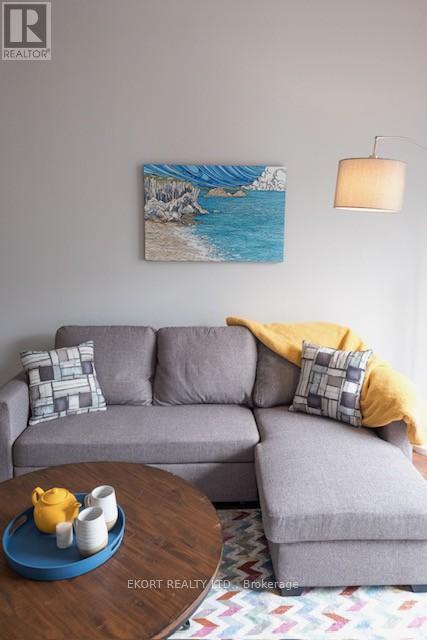 Photo - 254 Picton Main St