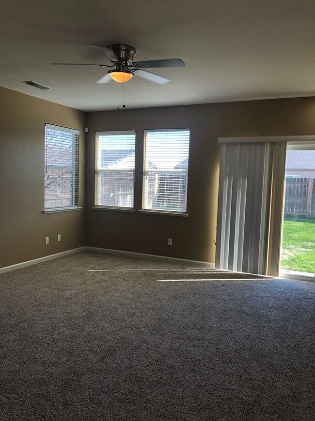 Photo - Huge 4 Bedroom + Loft 3 Bath Home for Rent!