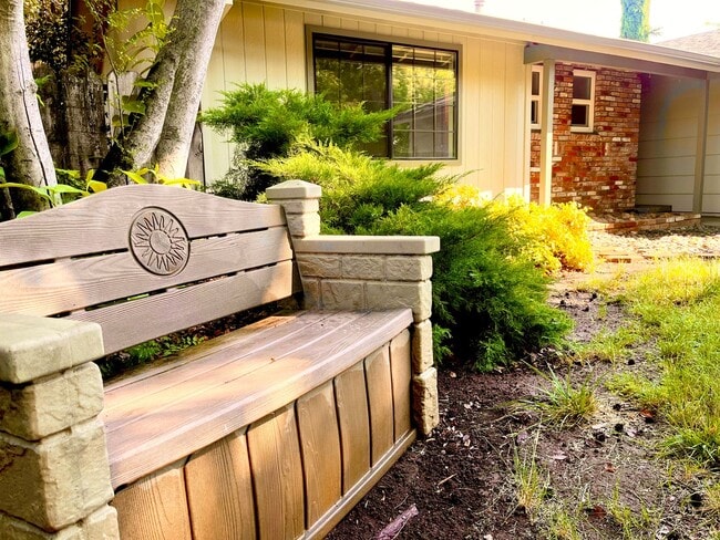 Photo - 3 Bedroom Home with a Backyard!!