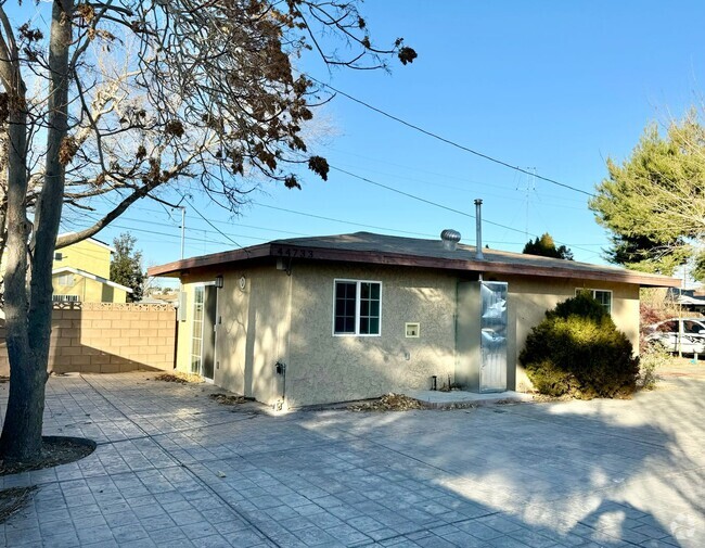 Building Photo - Beautifully updated 2 bedroom Rental