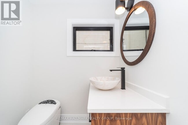 Photo - 185 Carleton Ave