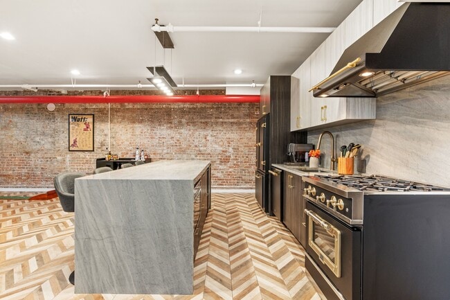 Photo - 104 Thompson St