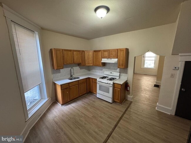 Building Photo - 5711 Chestnut St Unit 1F Rental