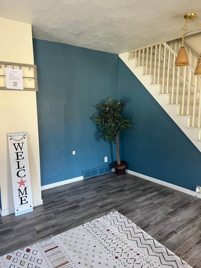 Building Photo - 312 Desnoyer St Unit DesNoyer B Rental