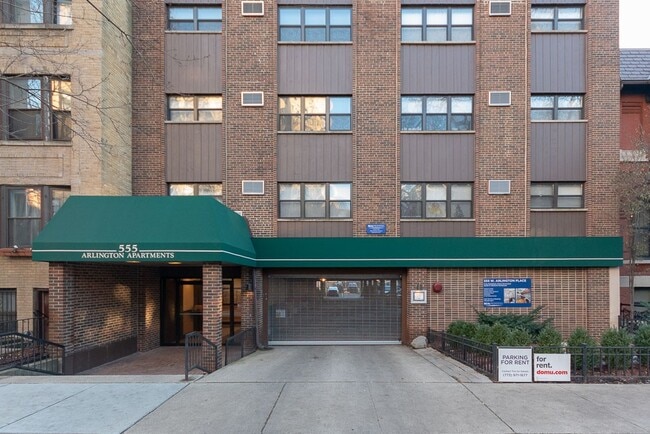 Building Photo - 557 W Arlington Pl Unit J05W