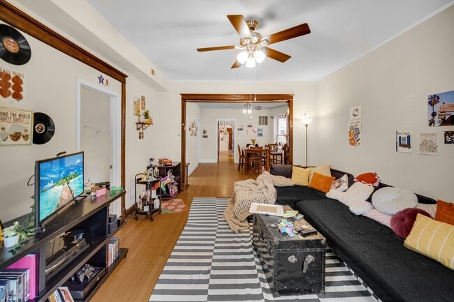 Photo - 1240 W Cornelia Ave Unit 2