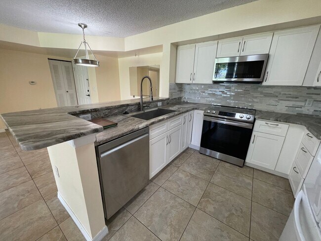 ANNUAL RENTAL - 2 BED / 2 BATH IN THE ENCL... - ANNUAL RENTAL - 2 BED / 2 BATH IN THE ENCL...