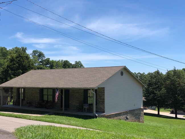 Basement Ranch 4BR/ 3BA 2 Car Garage - Basement Ranch 4BR/ 3BA 2 Car Garage Casa