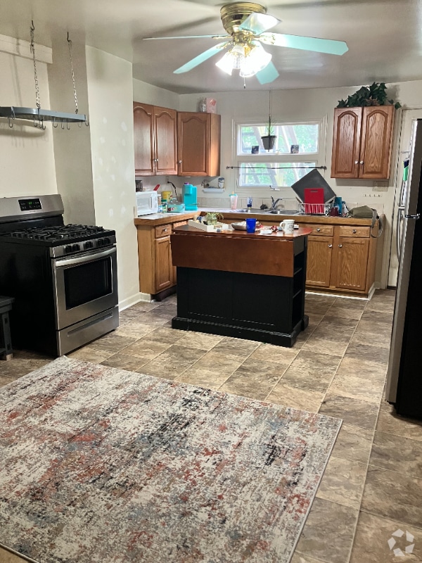 Building Photo - 447 3rd St Rental