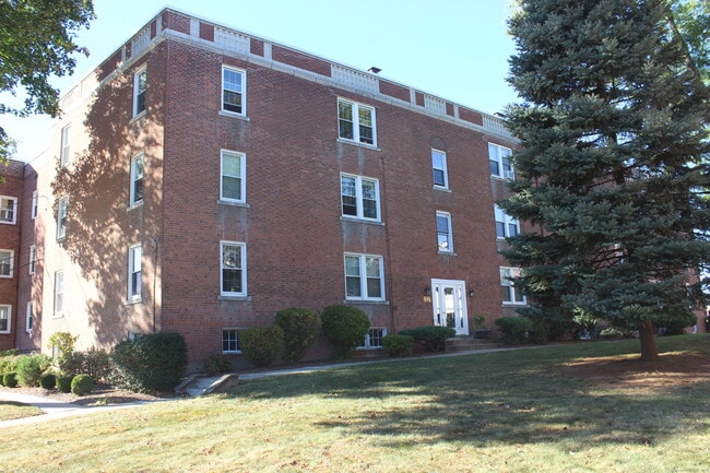 Building Photo - 888 Farmington Ave Unit D