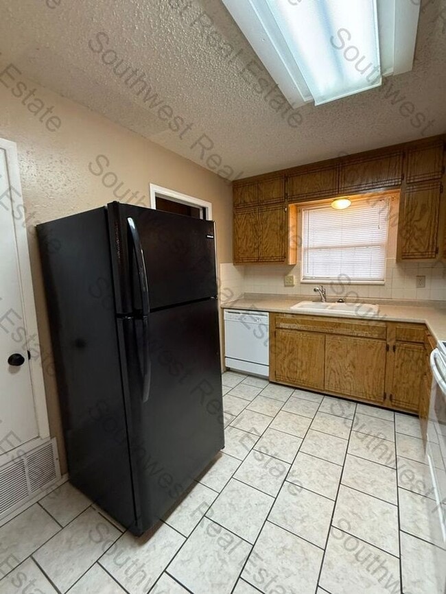 Photo - Spacious 3 bedrooms 2 bath family home