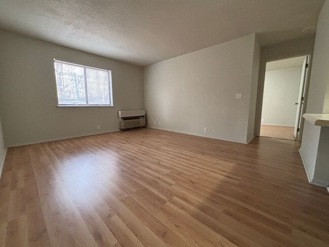 Photo - Renovated 1 Bedroom, 1 Bath Apartment at t... Unidad 121