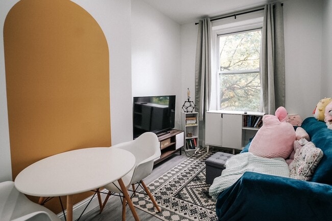 Sala de estar amueblada - 4055 Spruce St